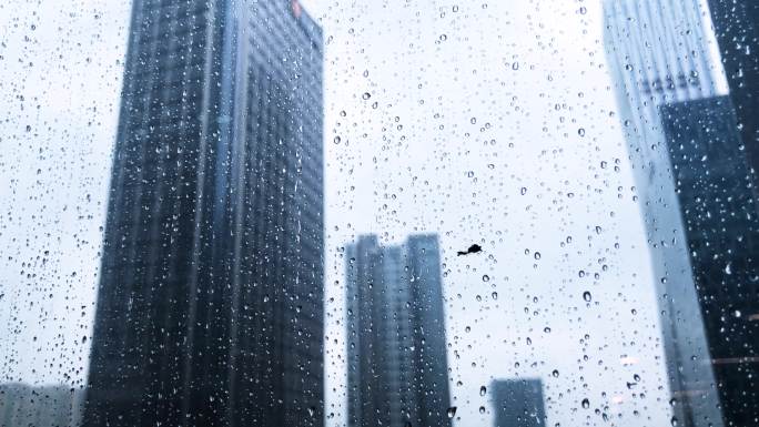 雨天玻璃上的水珠窗外高楼雨景雨滴