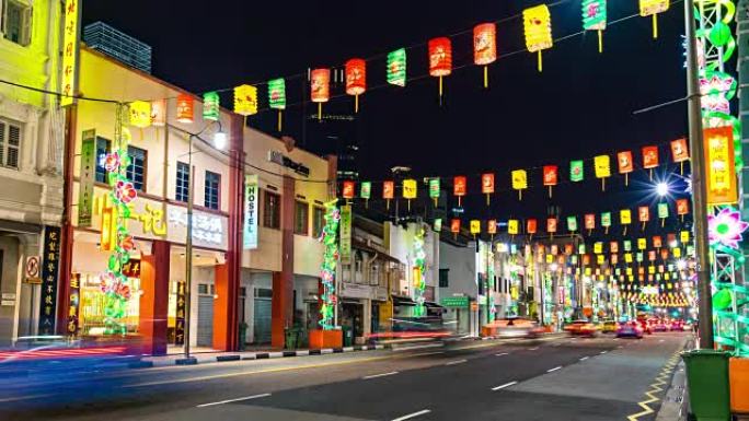 新加坡唐人街道路，夜间交通，装饰有彩色照明灯笼，延时视频