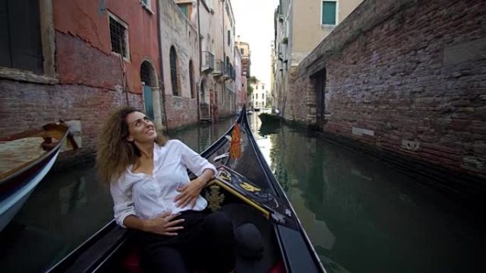 威尼斯的女人在旅游度假假期乘船浪漫。在贡多拉威尼斯运河航行。意大利