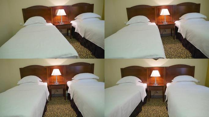 酒店卧室内的两张床
