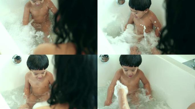 与母亲一起洗澡的男婴