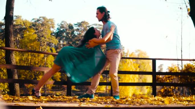 年轻幸福的夫妇在木桥上跳舞