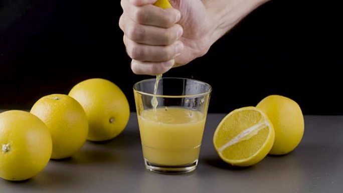 新鲜的手榨橙汁