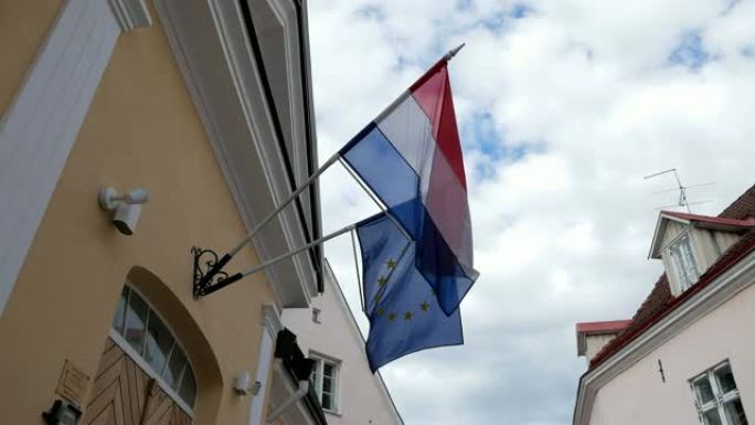 荷兰国旗在蓝天下随风飘扬
