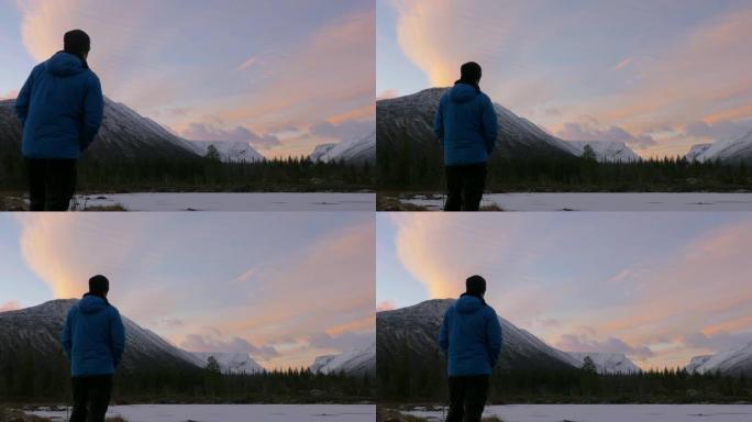 一个男人，一个中年运动员，在山里遇见黎明。他欣赏太阳和湖中群山的倒影。