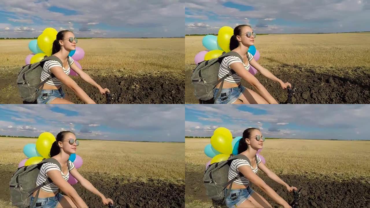 带着气球的快乐女孩。