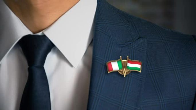 商人带着朋友国家的国旗走向相机，将意大利-匈牙利钉在一起