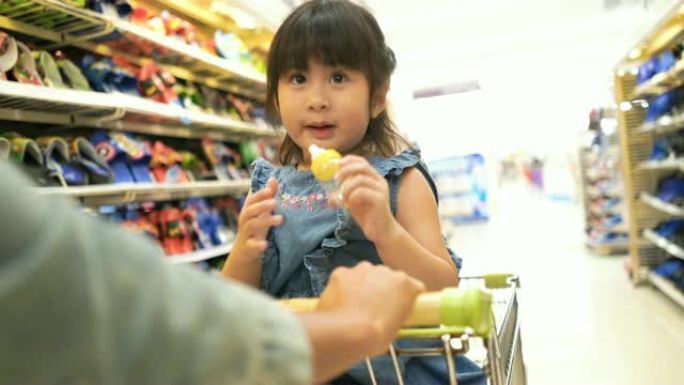 小女孩和妈妈一起在超市购物，慢动作