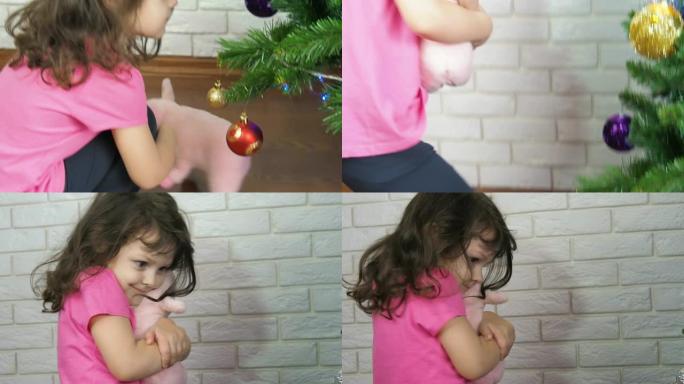 带着玩具猪在圣诞树上快乐的孩子。