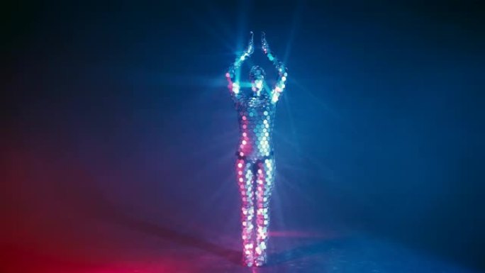 有人在霓虹灯下穿着未来派的镜子服做瑜伽健身运动。未来概念。真实镜头