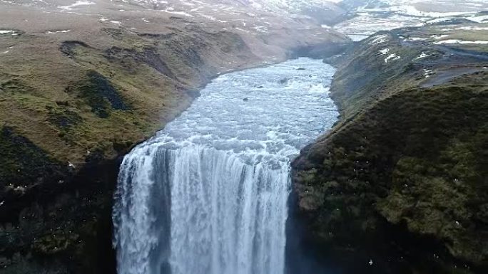 无人机在冰岛著名的斯科加瀑布上空进行空中飞行。