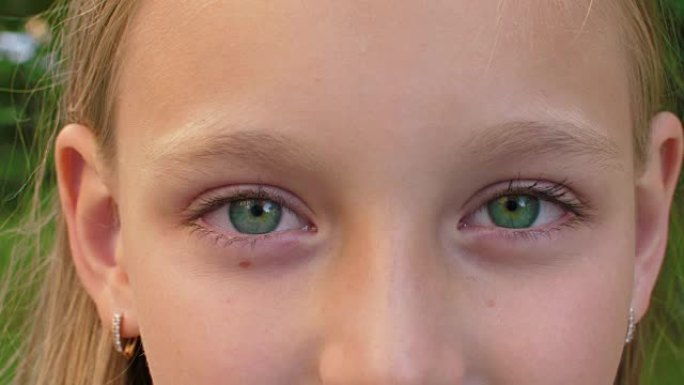 可爱的开朗女孩，绿眼睛，裁剪