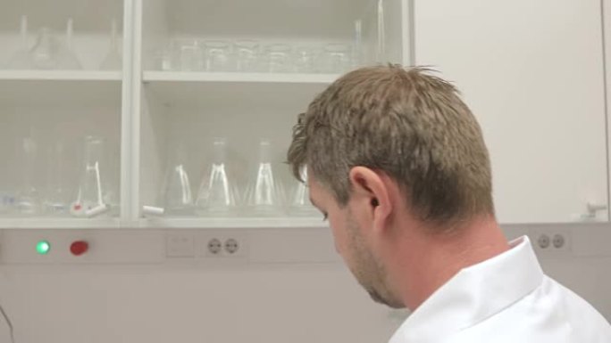成年男性科学家使用折射仪测量葡萄中的糖含量
