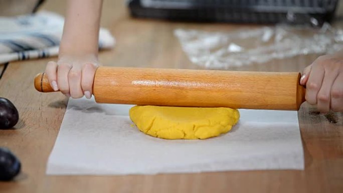 推出酥皮糕点面团。做李子馅饼。