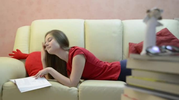 年轻女孩在沙发上学习和聊天