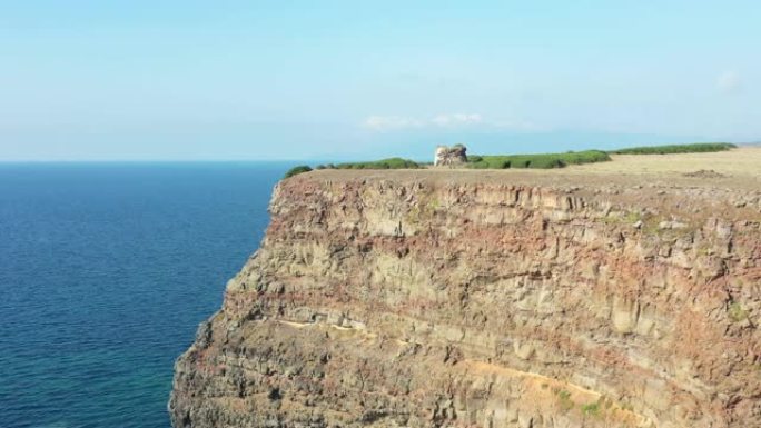 位于意大利撒丁岛西北部的博萨村岩石海岸线的鸟瞰图。