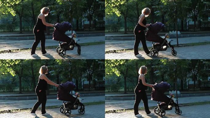 妈妈带着婴儿，晚上躺在婴儿车里散步。城市景观。