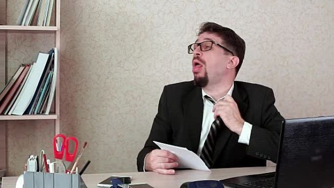 办公室经理留着胡子的人工作很热。出汗