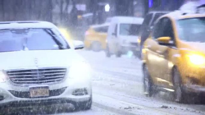 一场暴风雪期间，一辆黄色出租车缓慢驶过纽约市列克星敦大街的一个十字路口