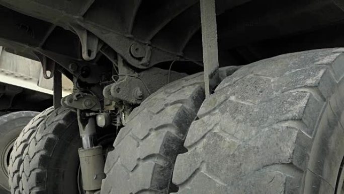 大型卡车的车轮和底盘。采石场中的卡车用于开采石材和砾石