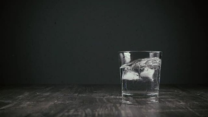 冰落入一杯水中