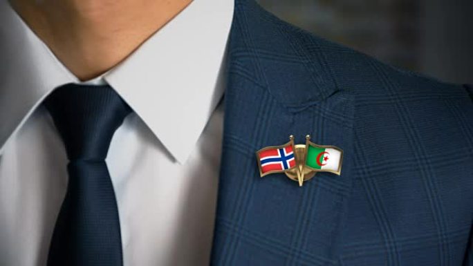 商人带着朋友国家的国旗走向相机，别针挪威-阿尔及利亚