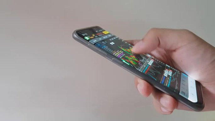 手动触摸屏智能手机。屏幕上的业务图形界面。