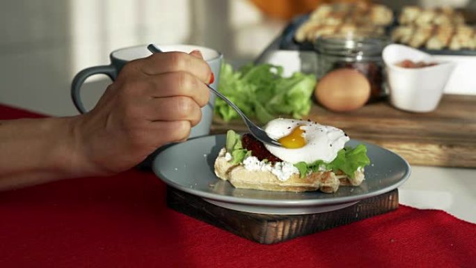 一块面包上的荷包蛋，盘子上的生菜叶子旋转，关闭，早餐概念