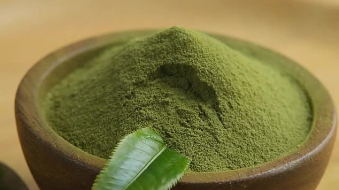 木碗中的绿茶粉