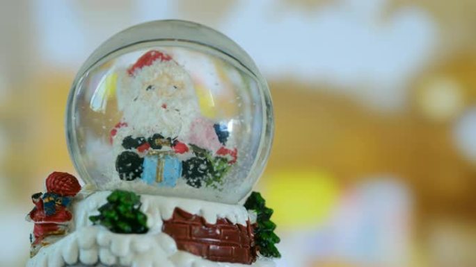 4K: 水晶球中的圣诞老人和雪花，圣诞节概念。