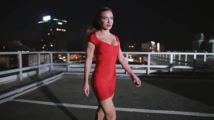 穿着性感红色连衣裙的女人去夜城的车