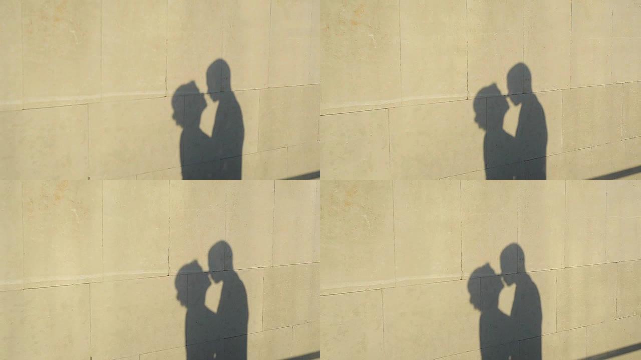 情侣接吻影子。白色墙上的情人新娘和新郎的影子。情侣接吻阴影