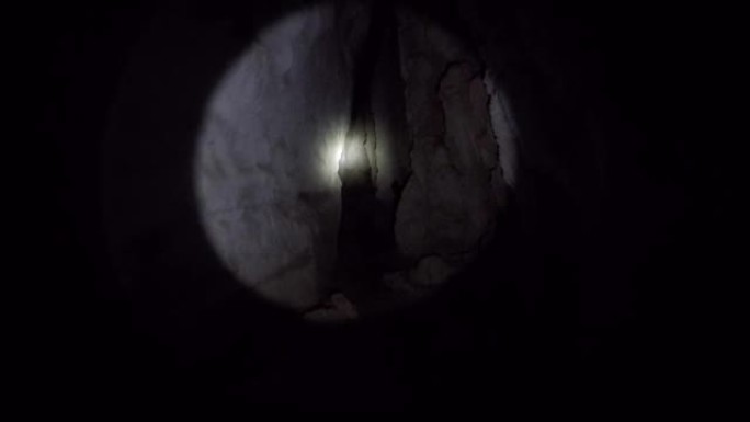 石灰岩洞穴探险: 探索莫伦多瓦附近马达加斯加的一个洞穴
