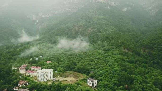 森林中的欧洲乡村房屋上方的黑雾雨云