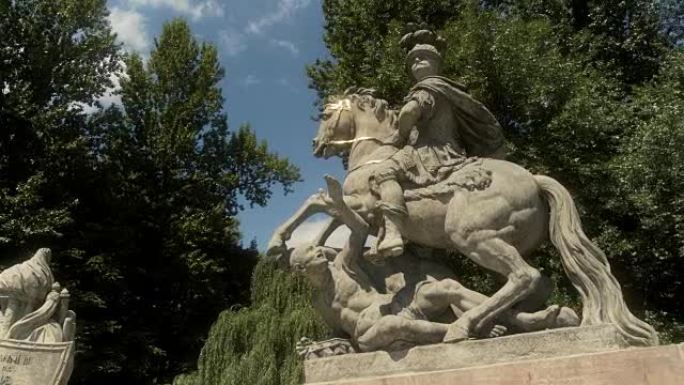波兰华沙，国王约翰三世雕像践踏人民