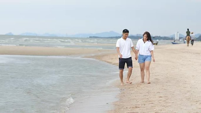 4k情侣休闲旅行者和步行者在热带度假享受海滩和快乐退休夫妇