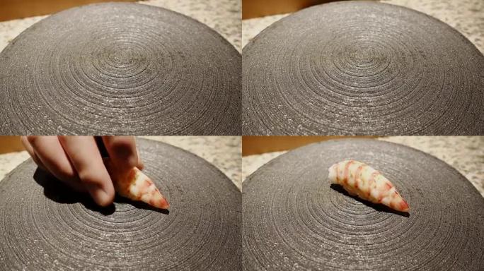 寿司被放在日本餐馆的盘子上