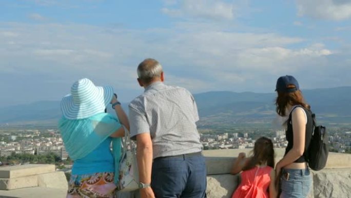 一群游客欣赏风景