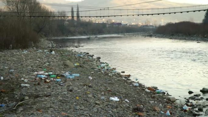 河上的垃圾。山区河流中的垃圾。环境污染。自然的污染。生态灾难。不可降解塑料。