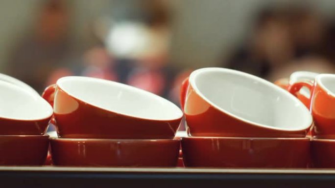 清空红色杯子，用于浓缩咖啡以及咖啡和牛奶，并在咖啡机表面预热