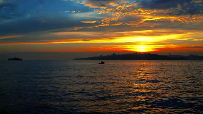 看着博斯普鲁斯海峡日落，红色日落