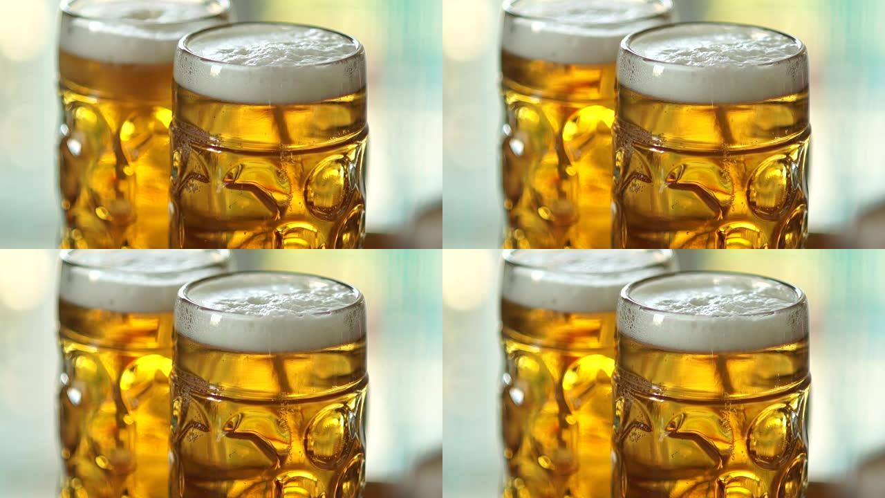 两杯冰镇啤酒。特写，玻璃中可见的泡沫和气泡。玻璃玻璃起雾了