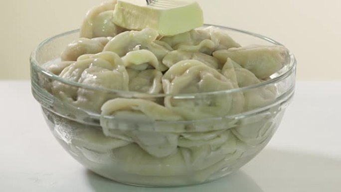 一碗自制黄油煮饺子。传统俄罗斯菜pelmeni