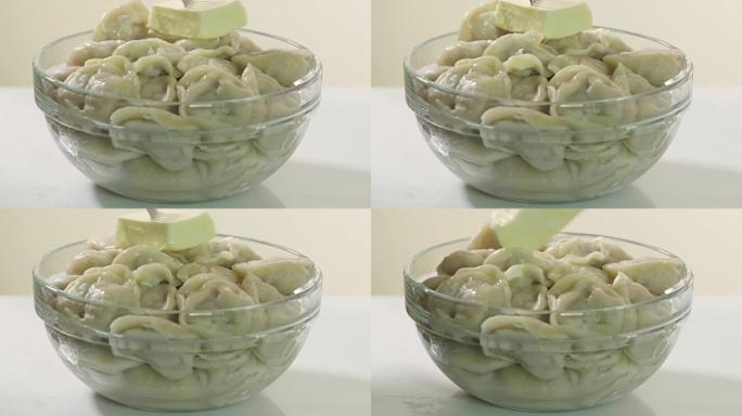 一碗自制黄油煮饺子。传统俄罗斯菜pelmeni