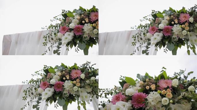 婚礼花拱门装饰。鲜花装饰的婚礼拱门