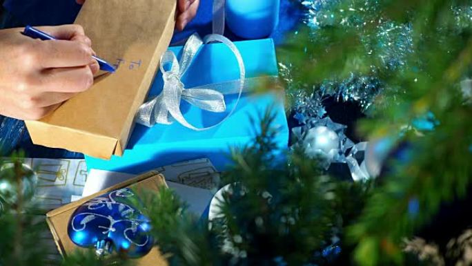 用蓝色和银色包装圣诞礼物