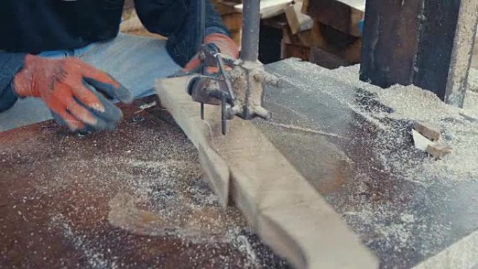 SLO MO: 一个木匠正在工厂切割一块大木板。
