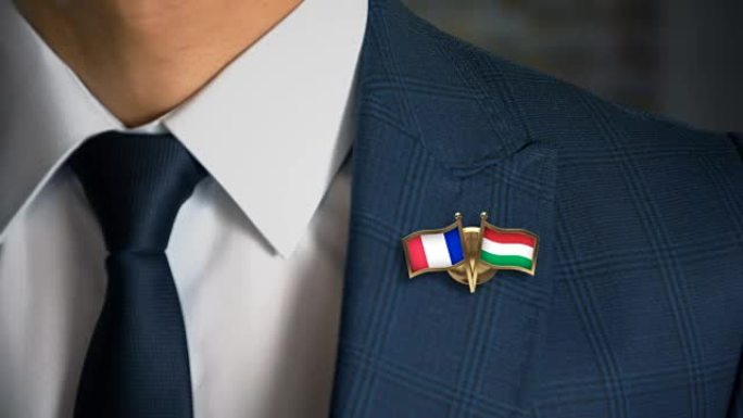 商人走向相机与朋友的国家国旗别针法国-匈牙利