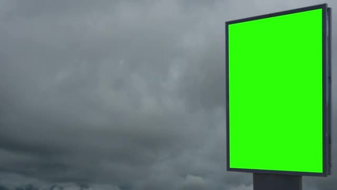 暴风云背景上的广告牌绿屏