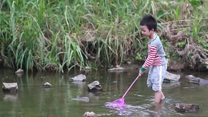 在溪流钓鱼中玩耍的孩子